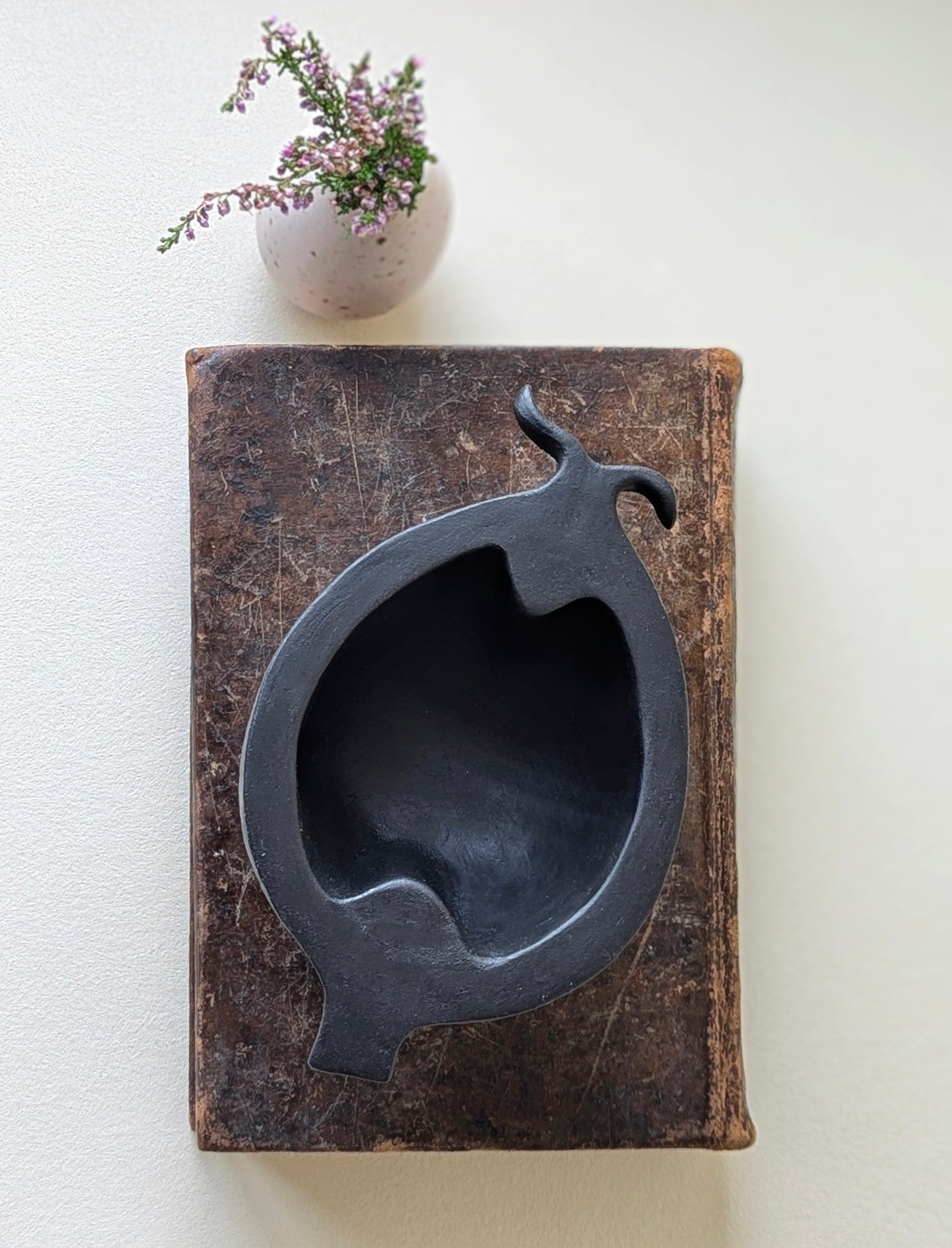 Nyponkapsel - skulptur